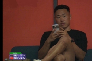 上赛季MVP!贺希宁现场观战亚运会女排半决赛中国VS泰国的比赛