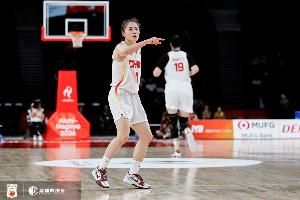 穿针引线!张曼曼送10助攻 6中3拿到7分4篮板3抢断