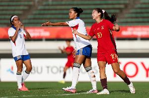 这球漂亮!王妍雯兜射破门完成梅开二度!中国女足2-0领先菲律宾