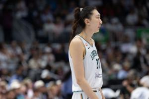 WNBA生涯第100场比赛!韩旭3投1中 得到2分2板1助