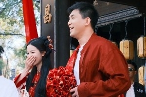 整活!郭艾伦上节目中体验成亲环节 与美女主持刘一一上演互动