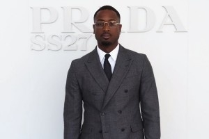 时尚达人!韦德亮相Prada活动 身穿灰色双排扣西装尽显型男风范