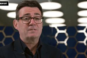 英国首相谈球场禁酒:这对足球迷不公平,有理由消除这种歧视