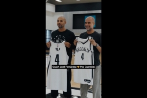 传奇联动!瓜帅与NBA布鲁克林篮网主帅见面,获赠篮网4号球衣